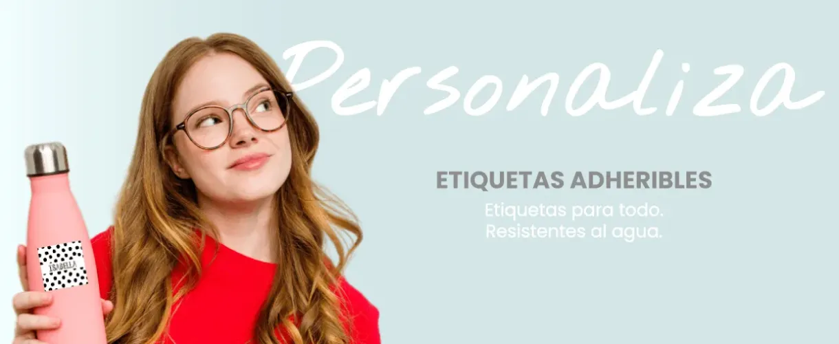 Niña de lentes con termo etiquetado