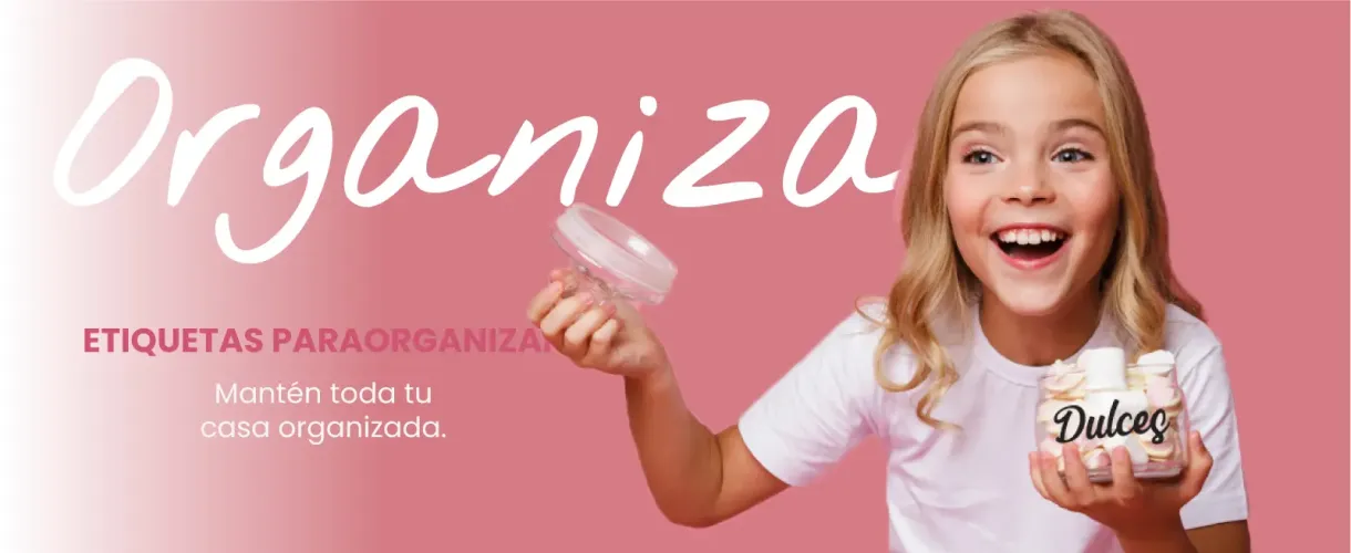niño enseñando el interior de su camiseta etiquetada