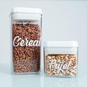 Dos botes de plastico con etiquetas para organizar