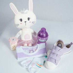 Etiquetas pegadas en cosas para la guardería