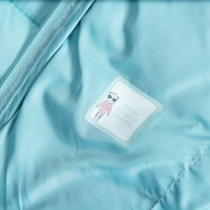 etiqueta pegada en una chamarra verde