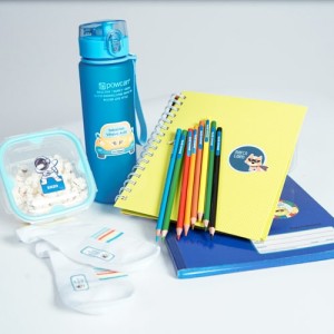 Etiquetas pegadas en ropa y utiles escolares