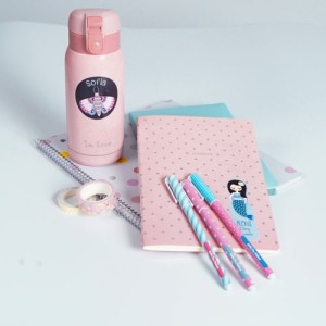 Etiquetas adherirles pegadas en útiles escolares