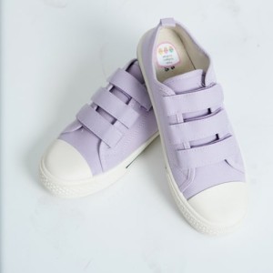 zapatos morados con etiqueta