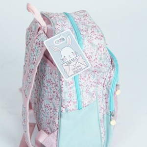 mochila rosa con un tag personalizado