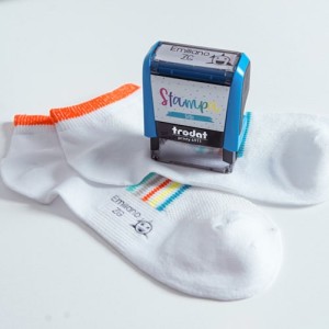 Sellos para marcar ropa y unos calcetines